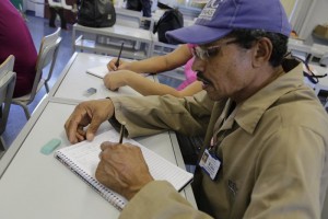 João Evangelista Barbosa trabalha na Universidade há 17 anos “Eu nunca tinha conseguido voltar a estudar”. / Crédito: Álvaro Jr.