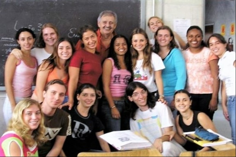 Prof. José Alexandre dos Santos Ribeiro com alunos da PUC-Campinas em 2005