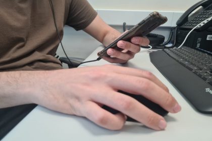 Portal PUC-Campinas » » Estudo realizado na PUC-Campinas mostra que celular  sem limpeza pode ser depósito de bactérias e colocar em xeque higienização  das mãos