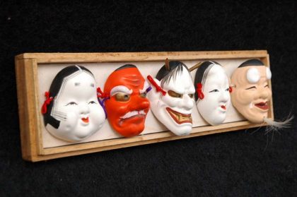 Máscara do Drama Japonês Nõ, recebida pelo Museu em 1977 através de permuta com o The Little Museum of Man, de Nagoya. A pintura das máscaras foi confeccionada em gesso à base de aquarela.