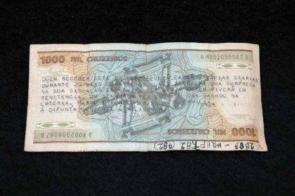 Nota de CR$ 1.000,00 com uma corrente datilografada em um dos lados, recebida pelo Museu em 1985.