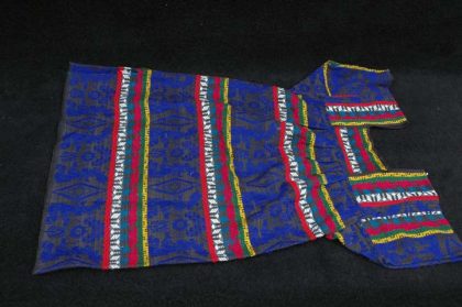 Vestimenta mexicana recebida pelo Museu em 1988. Vestido trabalhado em fundo preto com ornamentações coloridas em azul, cobalto, turquesa, vermelho, branco, vinho, verde e amarelo.