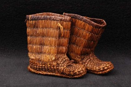 Par de Botas Fukagutsu confeccionada em palha para uso na neve. Peça recebida pelo Museu em 1976 através de permuta com o The Little Museum of Man, de Nagoya.