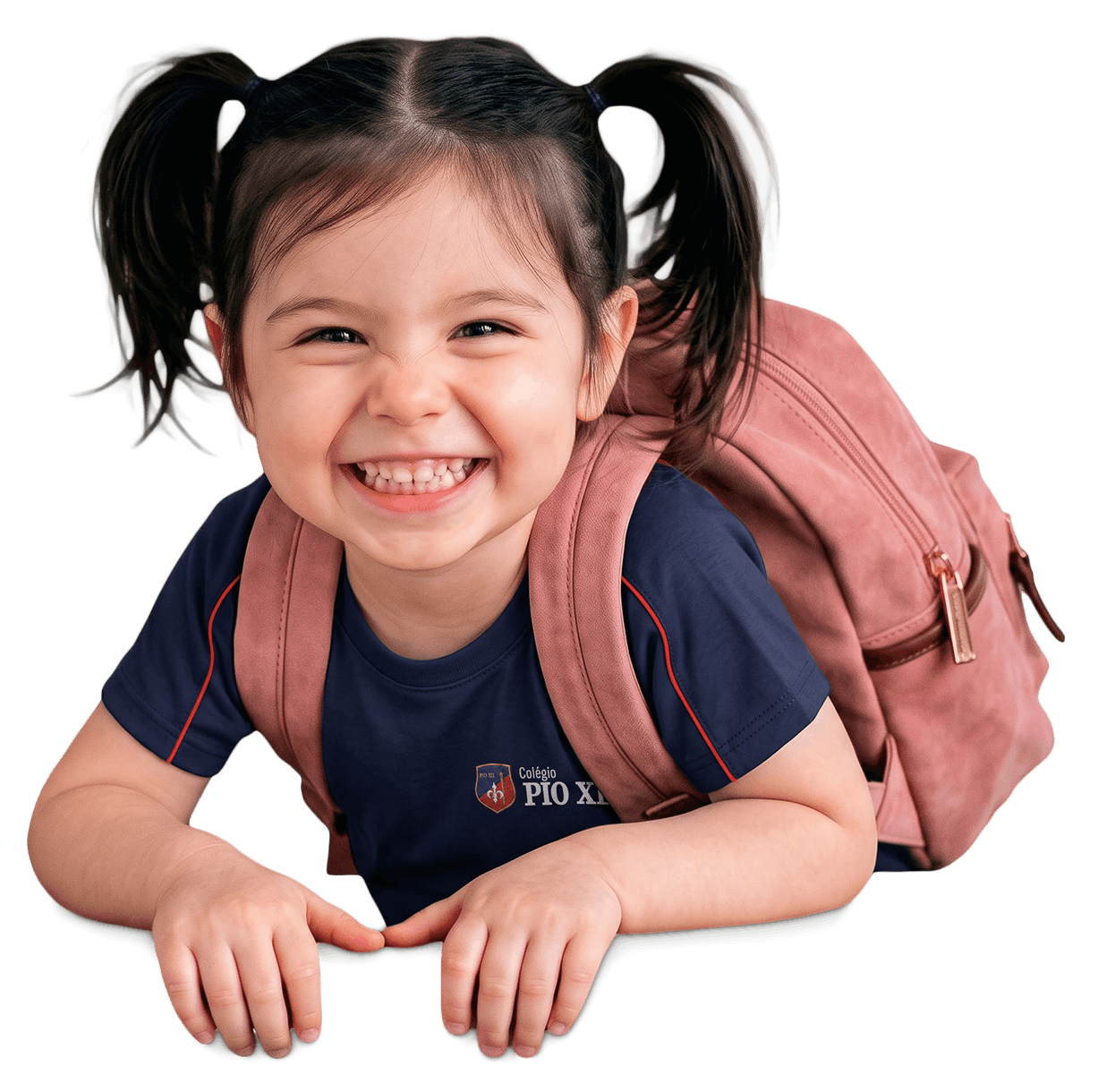 Aluna da Educação Infantil sorrindo, com mochila
